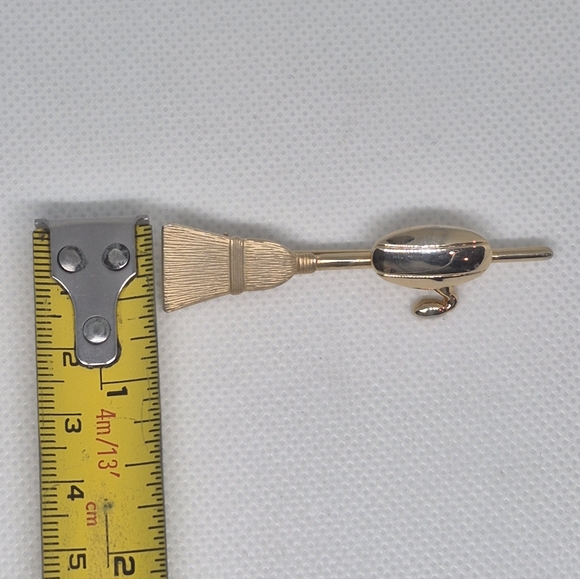 VINTAGE Curling Rock And Broom Gold Tone Brooch - Picture 14 of 16